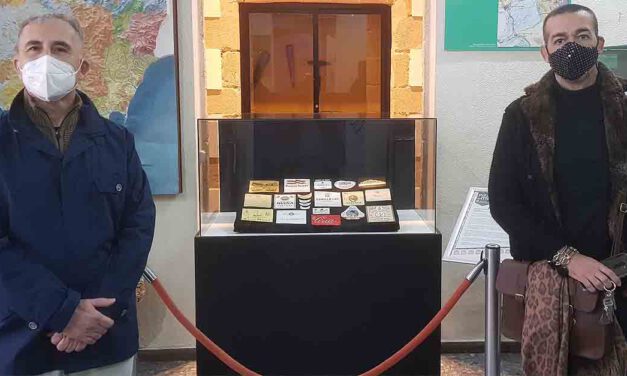 Nueva pieza del mes, una colección de etiquetas de vino de pasado siglo