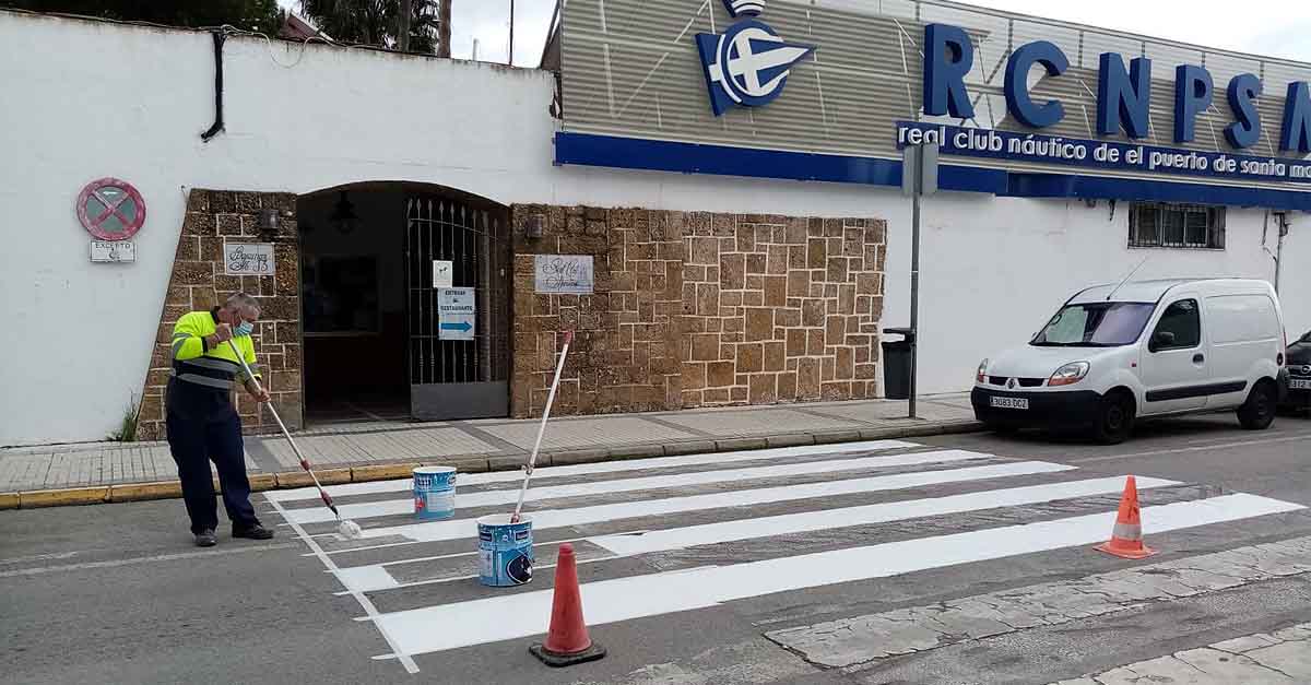 Finaliza el repintado de pasos de peatones en la Avenida de la Bajamar