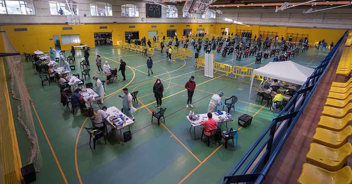 Andalucía hará vacunaciones masivas a mayores de 80 años en centros comerciales y estadios