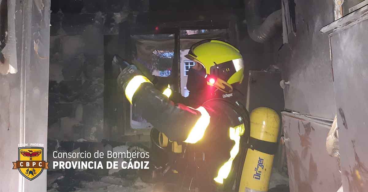 La rápida actuación vecinal y de los Bomberos evita males mayores en un aparatoso incendio en El Puerto