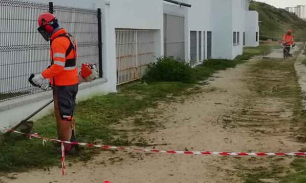 Trabajos de desbroce en los paseos y accesos a las playas de El Puerto de cara al verano