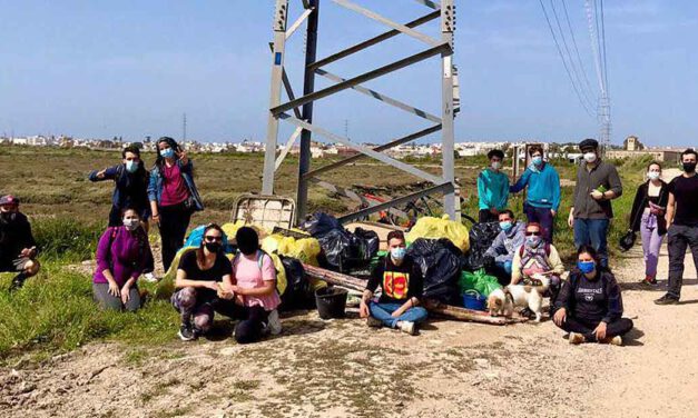 El grupo portuense de Zero Waste Cádiz realiza una batida por la marisma para recoger residuos