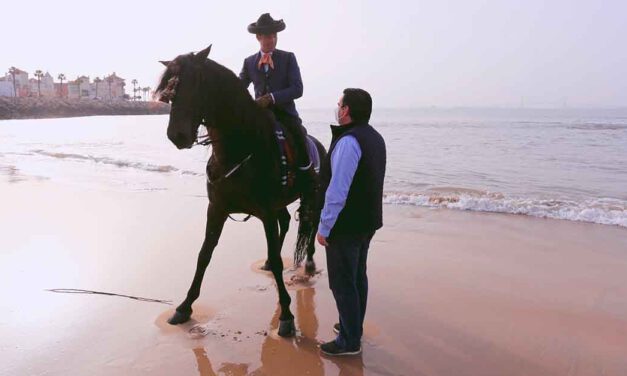 La Yeguada de la Cartuja elige la playa de La Muralla como escenario fotográfico para promocionar su labor