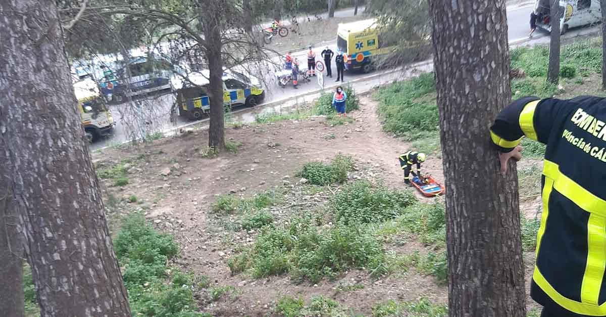 Bomberos rescatan en El Puerto a un motorista tras caer por un terraplén