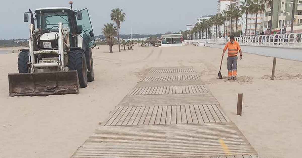 El Puerto comienza a instalar las infraestructuras de cara a la nueva temporada de playas