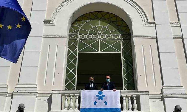 El Puerto viste su balcón con la bandera azul por el Día Mundial de la Enfermería