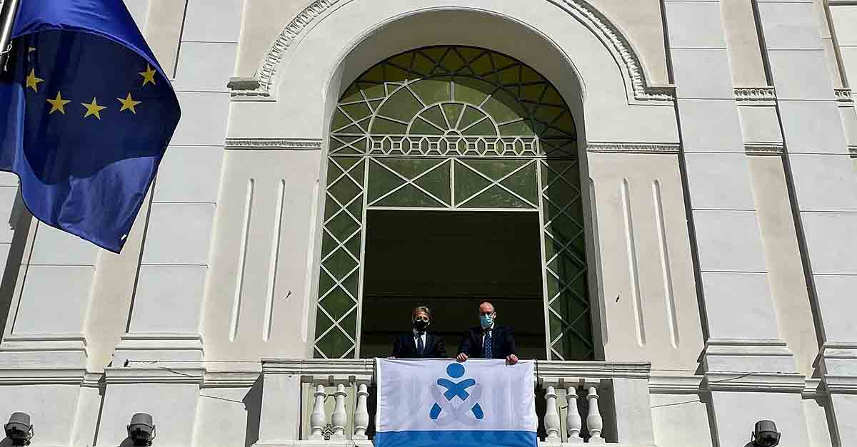 El Puerto viste su balcón con la bandera azul por el Día Mundial de la Enfermería
