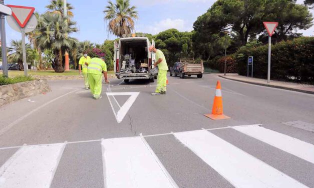 Mantenimiento Urbano inicia el repintado de la Avenida de Fuentebravía