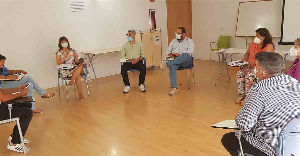 Bello evalúa con la asociación vecinal los primeros resultados de las actividades de la Eracis en Los Milagros