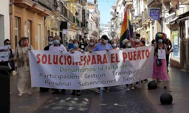 Colectivos y entidades se manifiestan para reclamar soluciones para El Puerto