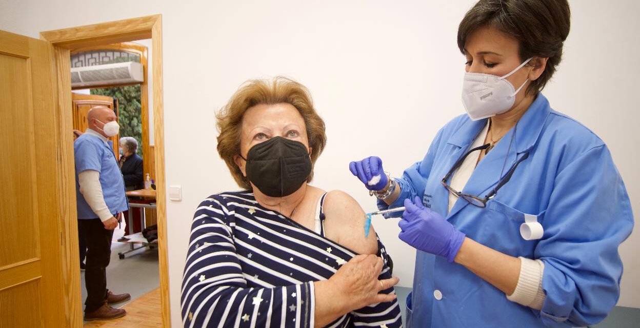 Si tienes 57, 58, o 59 años, ya puedes pedir cita para vacunarte contra el covid