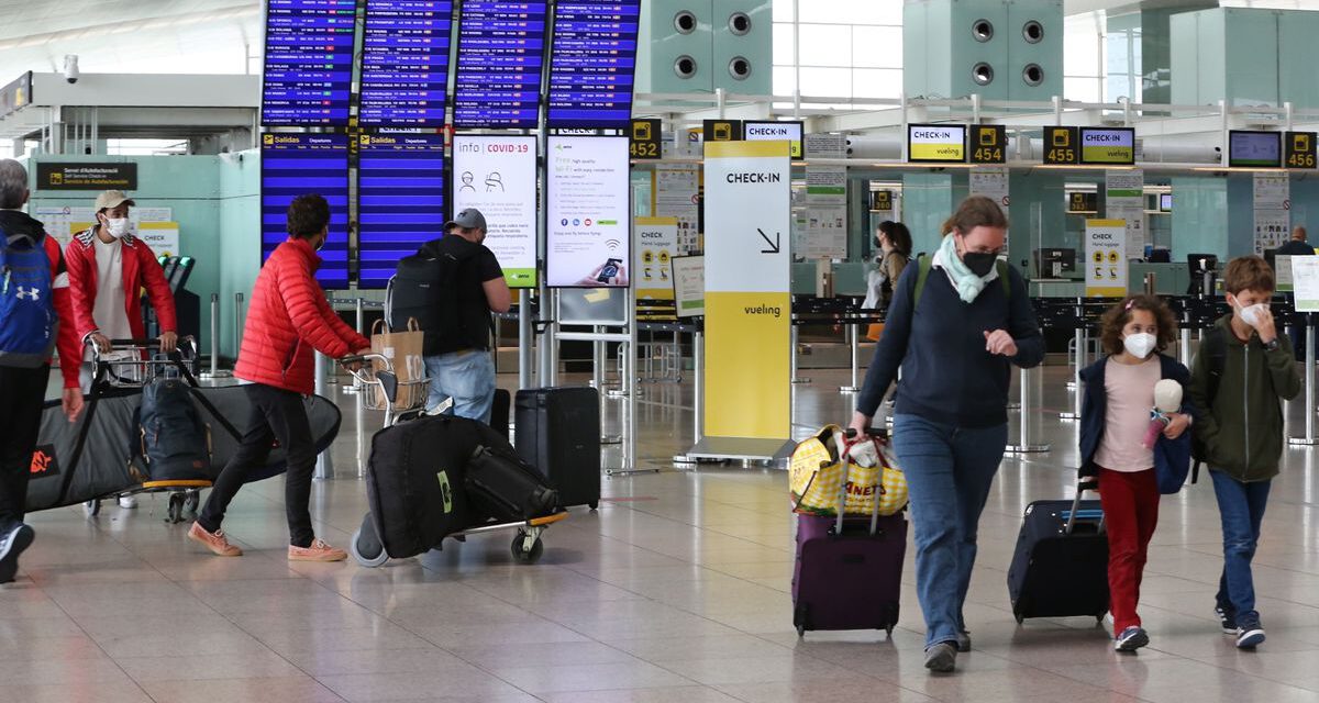 Los viajeros que acrediten estar vacunados podrán entrar en España