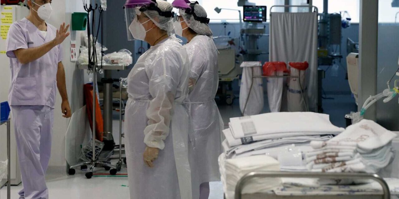 Andalucía baja de los 800 hospitalizados tras dar de alta a 46 y tiene a 200 en UCI