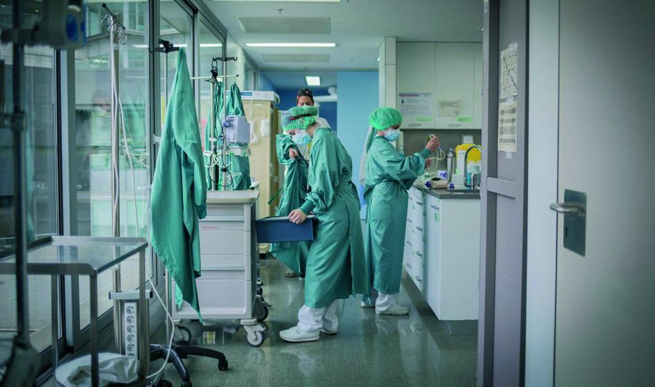 Bajan a 521 los hospitalizados en Andalucía, con 125 en la UCI