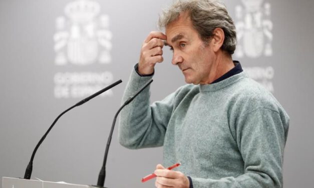 Simón entiende que Andalucía recomiende seguir llevando mascarilla en exteriores