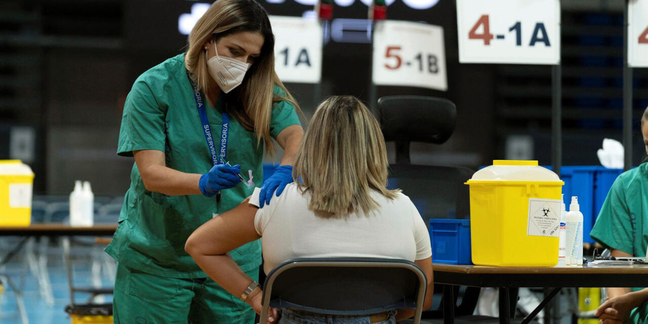 Aceleran el inicio de vacunación a menores de 30 por el aumento de contagios entre jóvenes