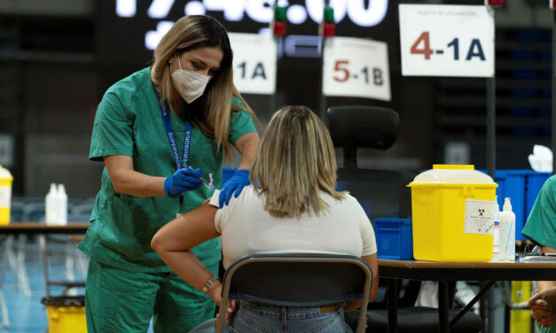 Aceleran el inicio de vacunación a menores de 30 por el aumento de contagios entre jóvenes