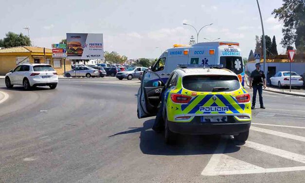 Accidente entre un coche y una moto en la rotonda junto al cementerio de El Puerto