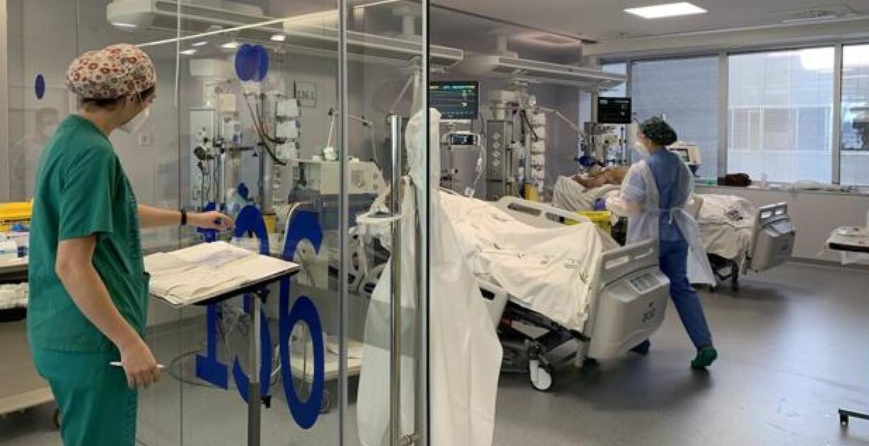 Andalucía sube a 595 hospitalizados, 25 más, y los pacientes en UCI bajan