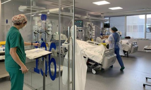 Andalucía sube a 595 hospitalizados, 25 más, y los pacientes en UCI bajan