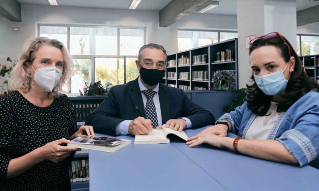El escritor portuense García de Romeu dona ejemplares de su nueva novela a la Biblioteca María Teresa León