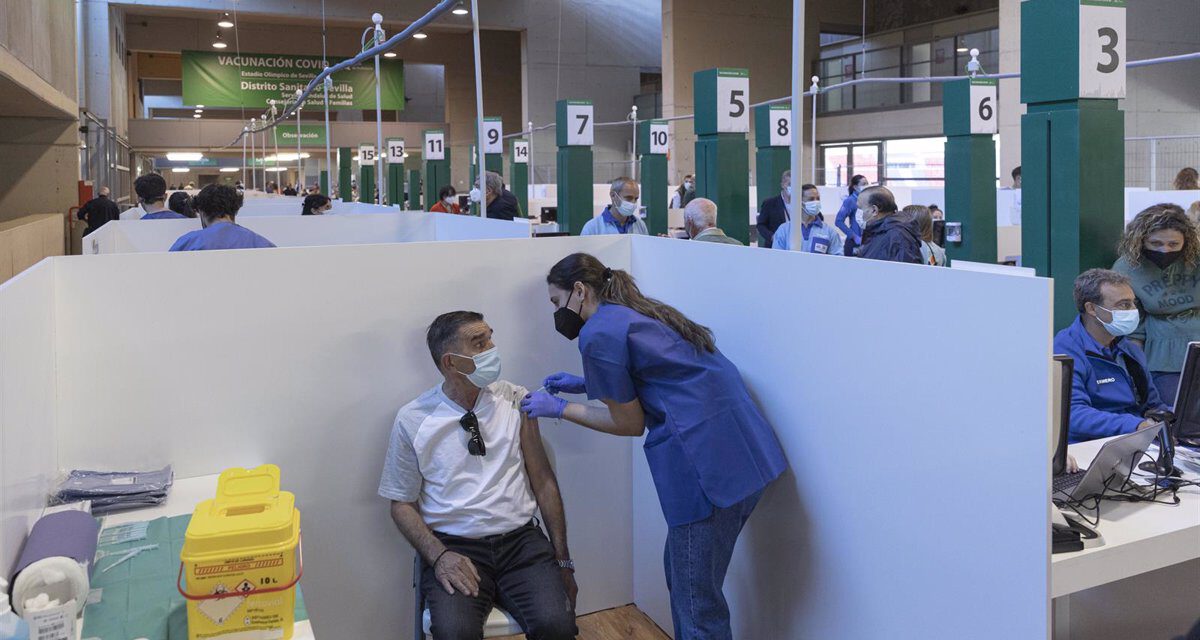 Andalucía bate su récord de vacunas diarias con 136.459