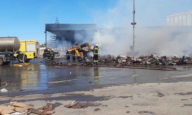 Continúan las labores de extinción del incendio en la planta de reciclaje