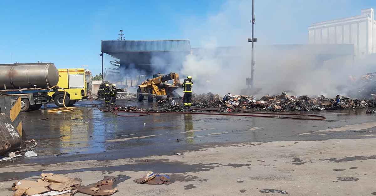 Continúan las labores de extinción del incendio en la planta de reciclaje