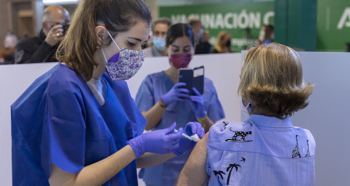 Más de la mitad de la población andaluza está vacunada
