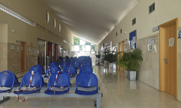 Médicos denuncian que la atención telefónica deja fuera a un perfil de pacientes