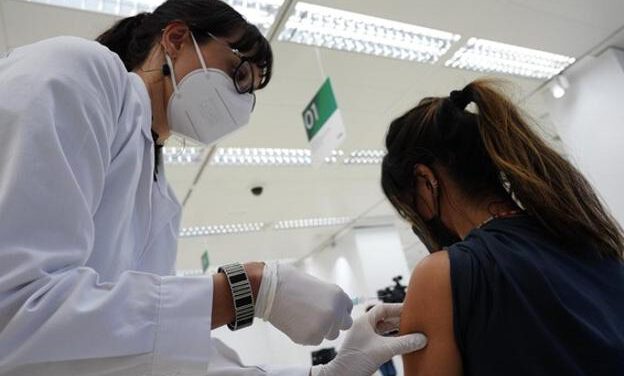 Las personas de 20 años podrán pedir cita este jueves para la vacuna