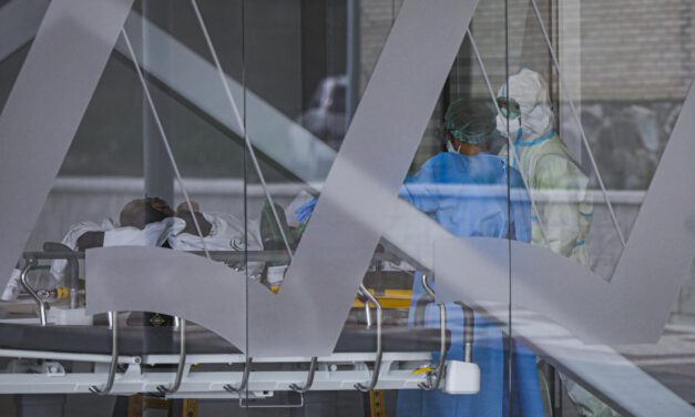 El aumento de hospitalizados andaluces se ralentiza con 10 más, hasta los 868