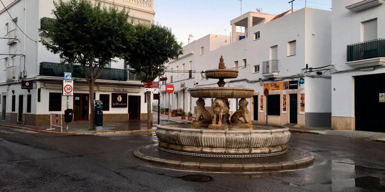 Conil obliga a usar la mascarilla en el centro y cierra los parques y pistas de deporte