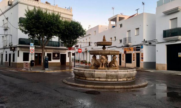 Conil obliga a usar la mascarilla en el centro y cierra los parques y pistas de deporte