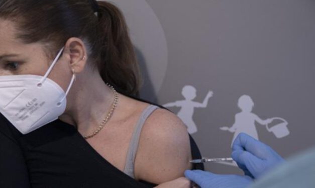 El 73,19% de los mayores de 16 años tienen puesta al menos una dosis en Andalucía
