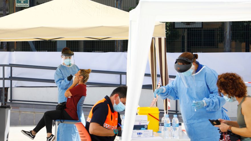 Andalucía notifica 4.754 contagios en un día con 16 fallecidos