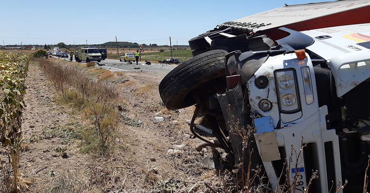 Un fallecido en un accidente entre un camión y un coche en El Puerto
