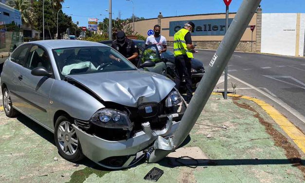 Un coche se empotra contra una farola en El Puerto, sin heridos