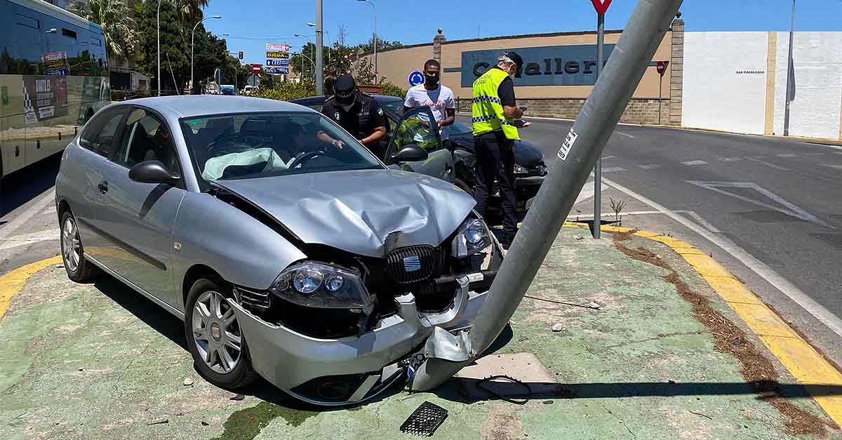 Un coche se empotra contra una farola en El Puerto, sin heridos
