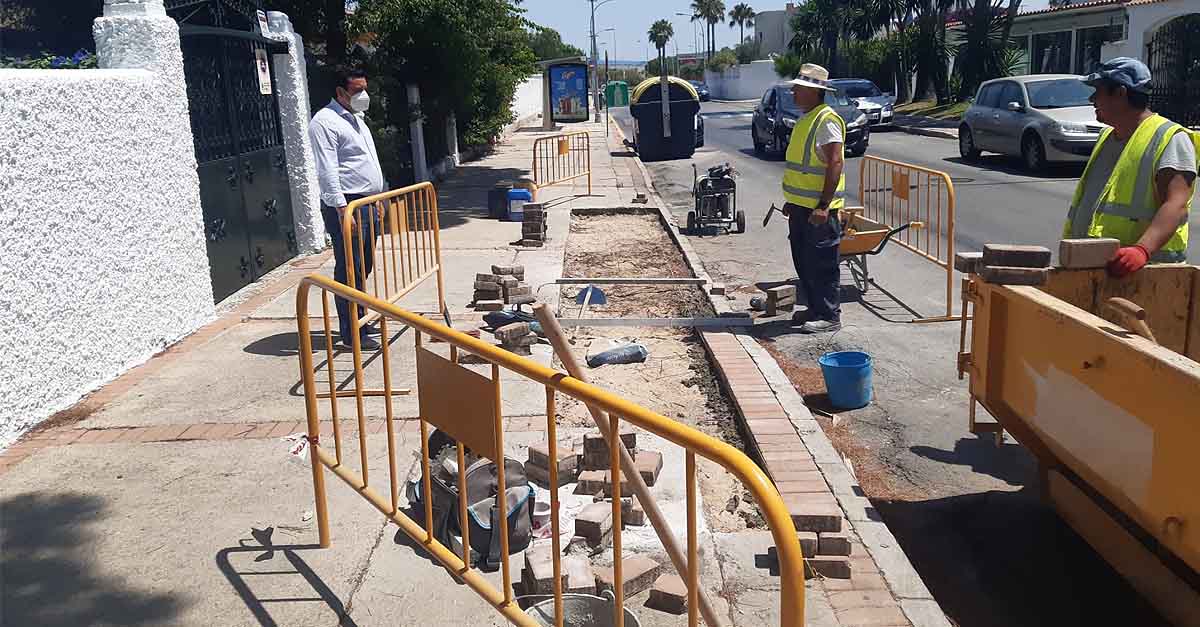 Mantenimiento Urbano centra las primeras actuaciones de urgencia en los acerados de El Puerto