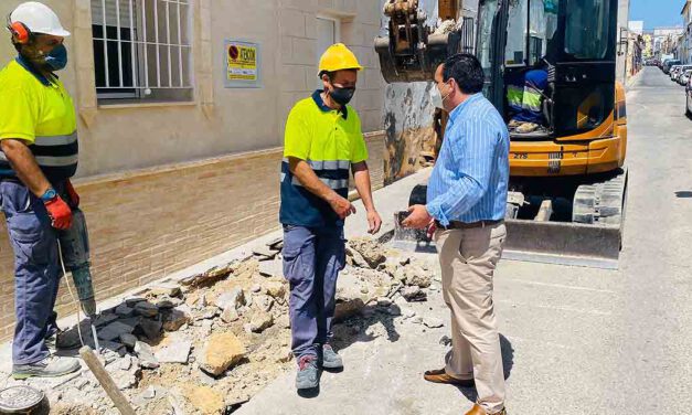 Mantenimiento Urbano repara las aceras de la calle Postigo