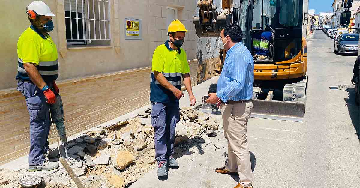 Mantenimiento Urbano repara las aceras de la calle Postigo