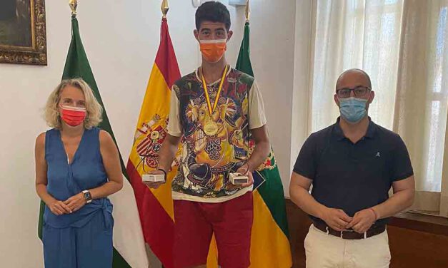 El Ayuntamiento felicita a Ceferino Gómez, doble campeón de España de tenis de mesa