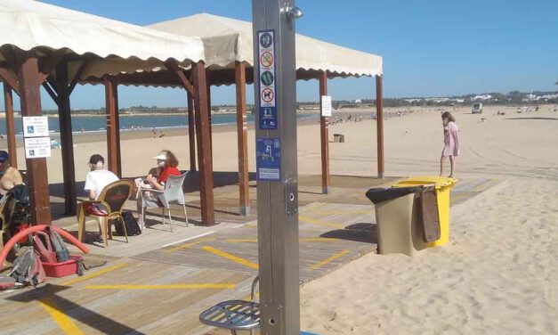 Medio Ambiente instala duchas inteligentes en el litoral de Valdelagrana