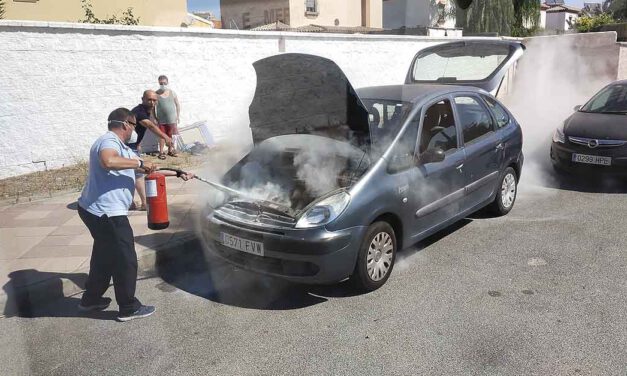 Un conductor de autobús urbano de El Puerto evita que un coche salga ardiendo tras una avería en el motor