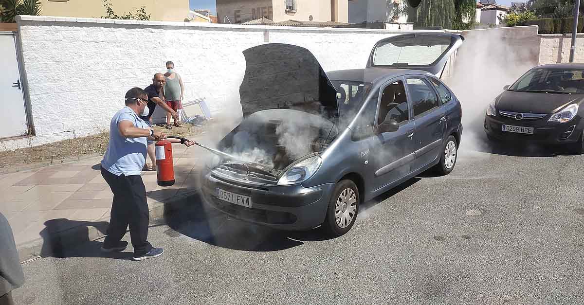 Un conductor de autobús urbano de El Puerto evita que un coche salga ardiendo tras una avería en el motor