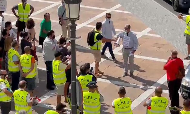 Agentes de la Policía Local afiliados a la UPLBA se concentran ante el Ayuntamiento