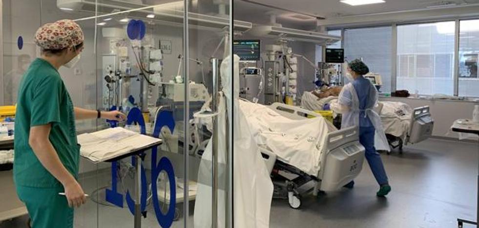 Andalucía aumenta 68 hospitalizados en 24 horas, pero alivia sus UCI