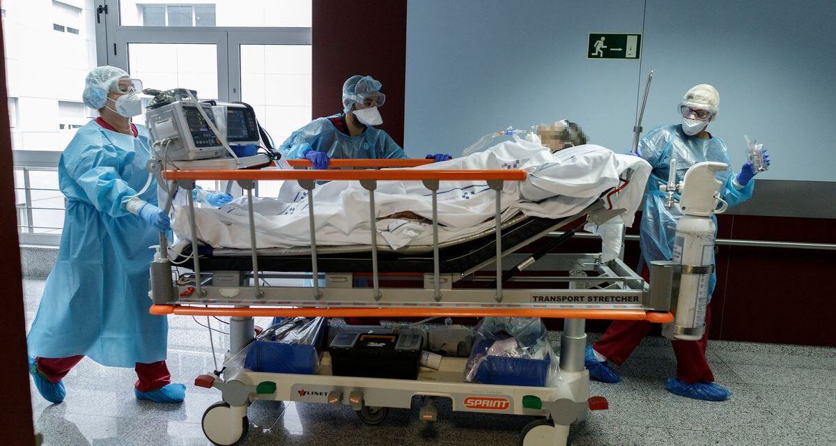 Sanidad registra 60 hospitalizados por Covid-19 menos en Andalucía