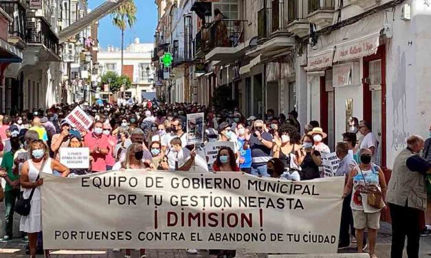 Medio millar de personas se manifiestan en El Puerto en contra de la gestión municipal